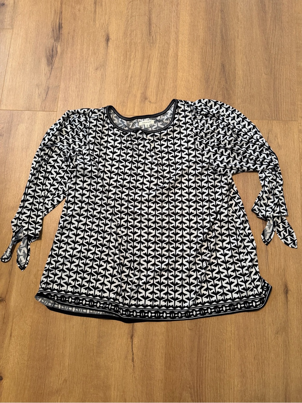 Max Studio Black and White Geometric Tie-Cuff Top